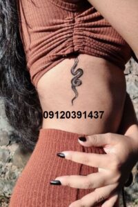 تتو مار روی پهلو دخترانه